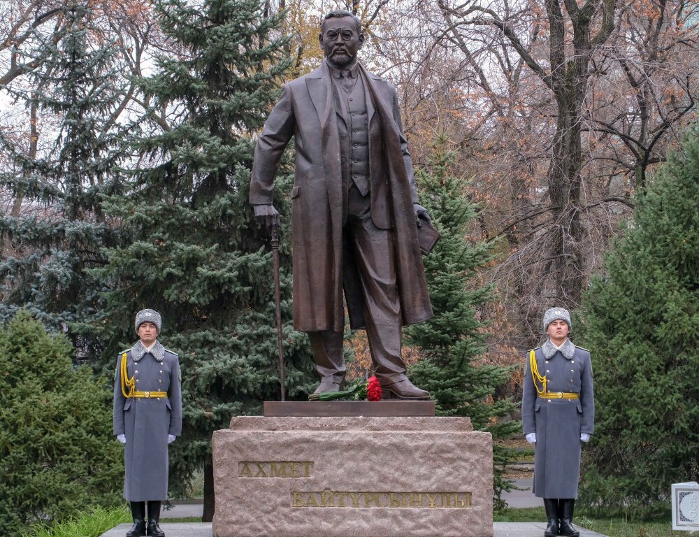 В Алматы открыли памятник Ахмету Байтурсынову