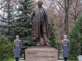 В Алматы открыли памятник Ахмету Байтурсынову