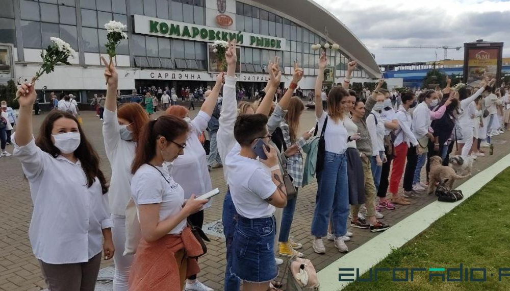 Живые цепи против насилия выстроили женщины по всей Беларуси 