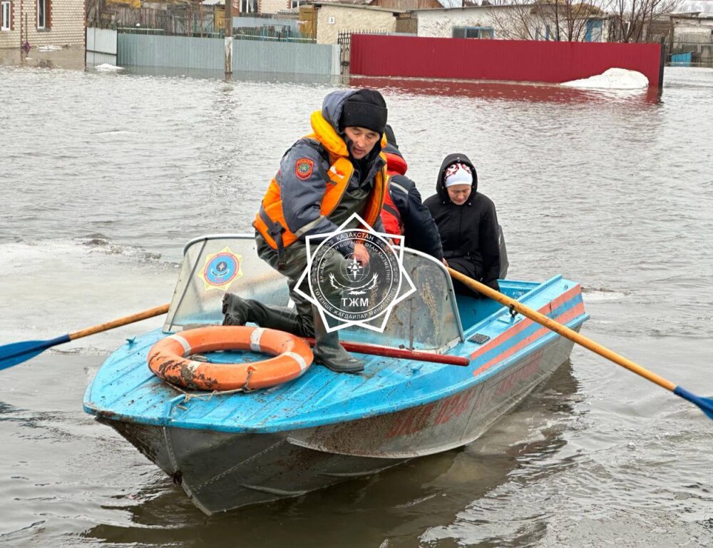 
Жителей населенных пунктов в трех регионах Казахстана эвакуировали из-за паводков