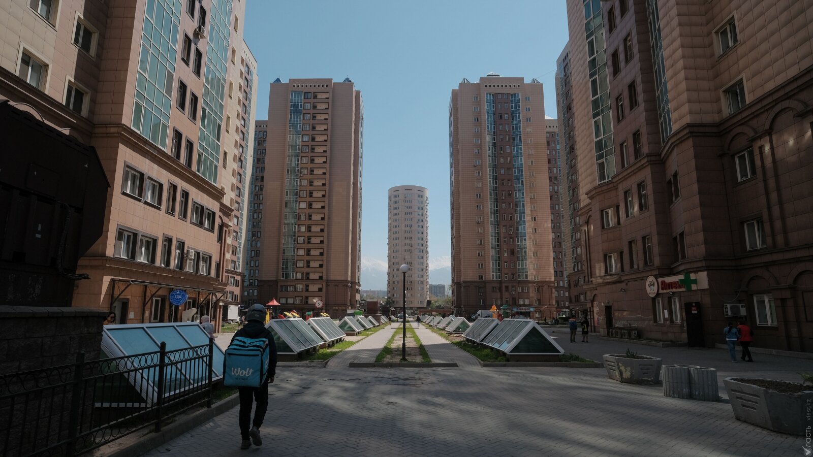 От парковок к нормальным дворам. Как менялось благоустройство ЖК в Алматы 