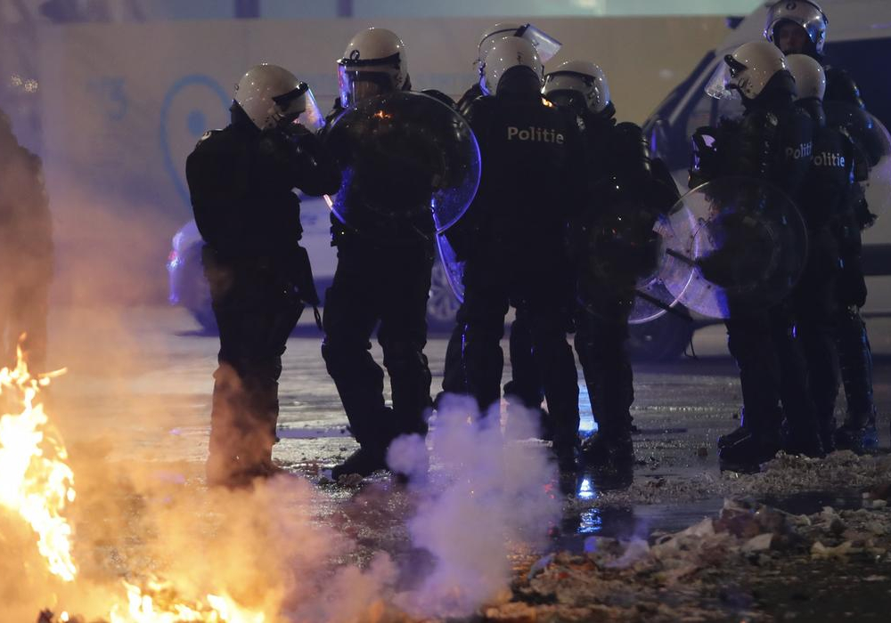 Во Франции и Бельгии произошли столкновения футбольных фанатов с полицией