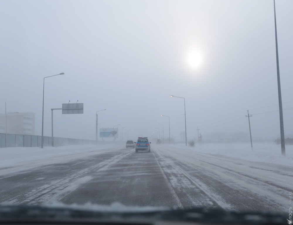 Десятки участков дорог закрыты в Казахстане из-за непогоды