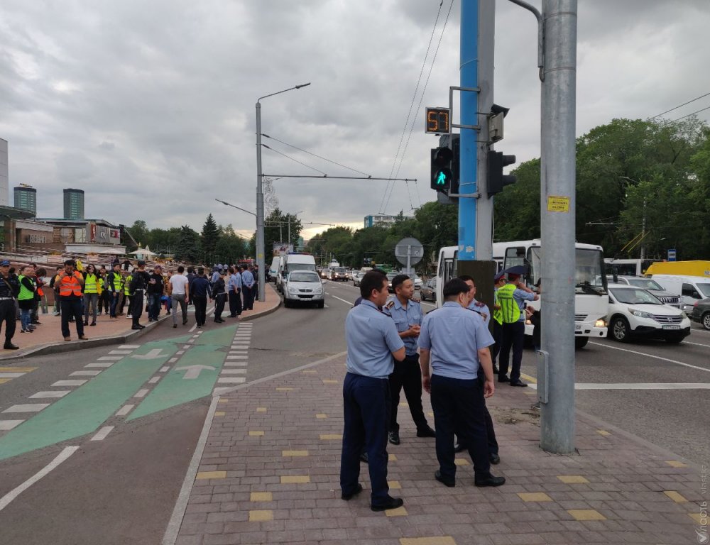В центре Алматы полиция задержала несколько человек 