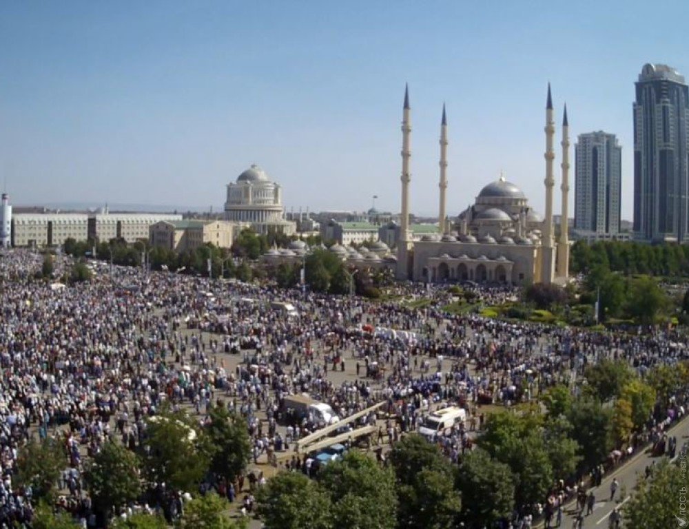 ​В столице Чечни проходит многотысячная акция против преследования мусульман в Мьянме