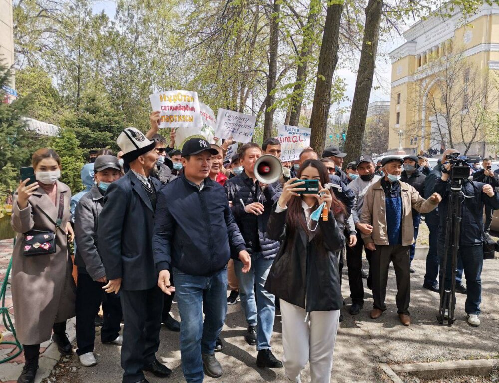 Участники митинга в Алматы предприняли попытку начать шествие в сторону площади Республики 