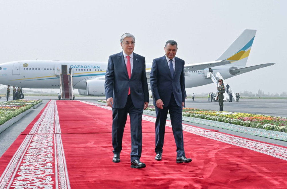 Токаев прибыл с рабочим визитом в Таджикистан