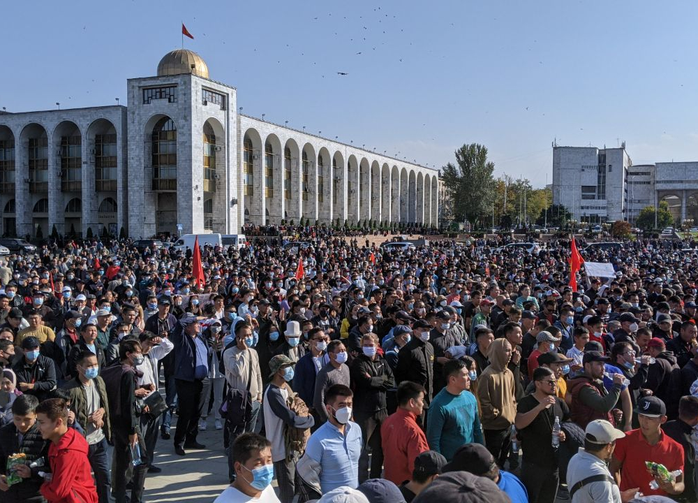 В Бишкеке тысячи человек протестуют против итогов парламентских выборов 