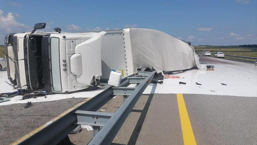 
Из-за опрокинувшегося грузовика с краской в Акмолинской области образовалась пробка 