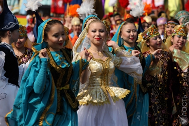 Назарбаев поздравил казахстанцев с Днем единства народа