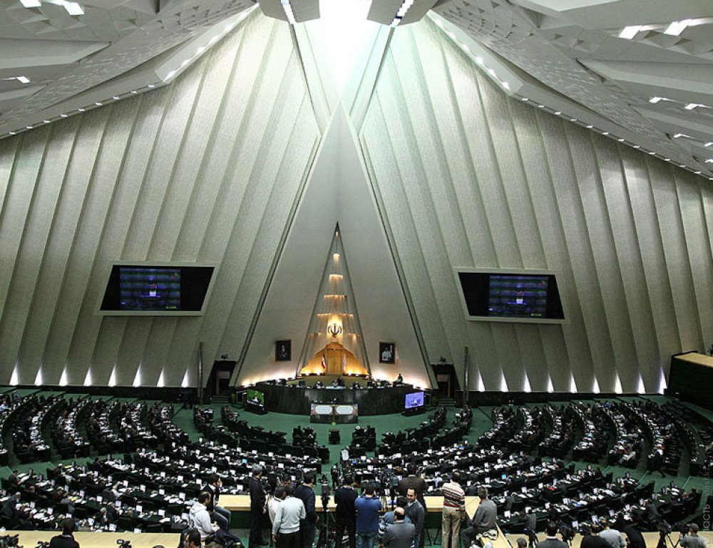 Трое неизвестных открыли огонь в парламенте Ирана 