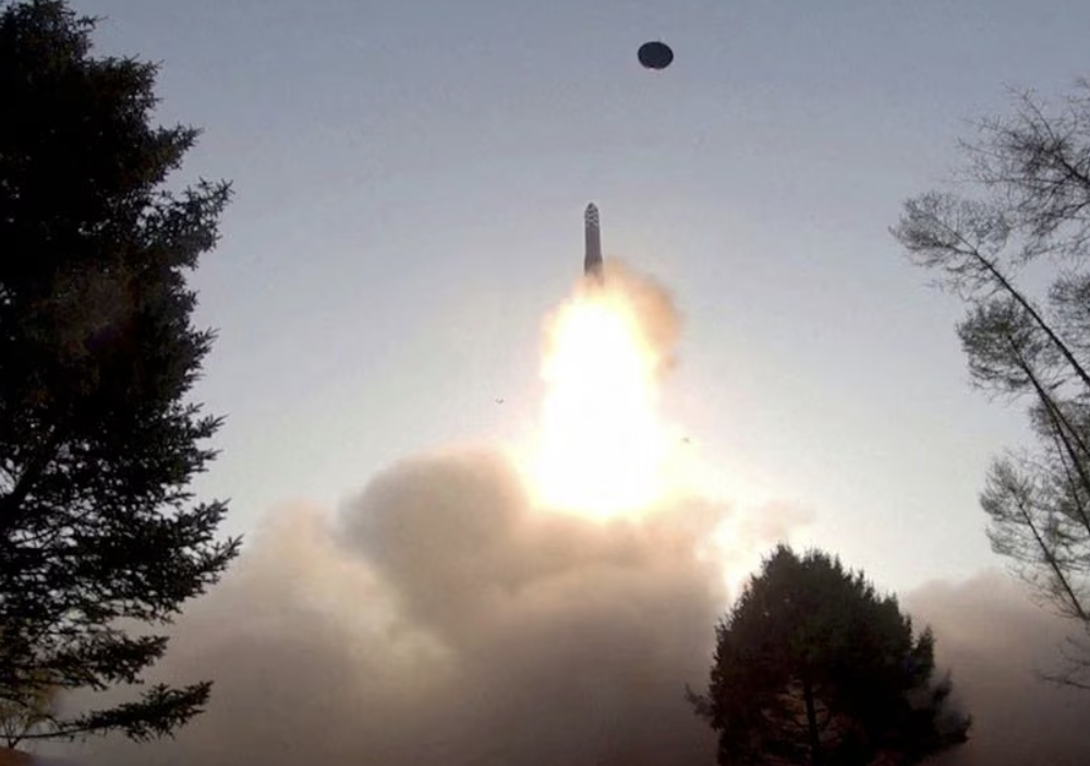 Северная Корея испытала новую баллистическую ракету на твердом топливе