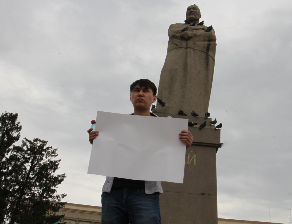 Житель Уральска вышел на площадь с пустым плакатом