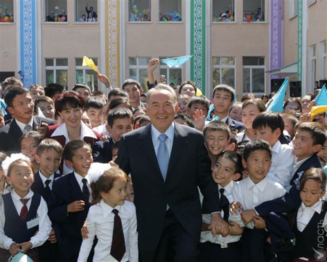 Назарбаев поздравил школьников с Днем знаний