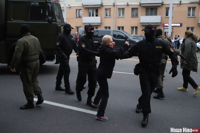 В Минске задерживают вышедших на акции в поддержку Марии Колесниковой