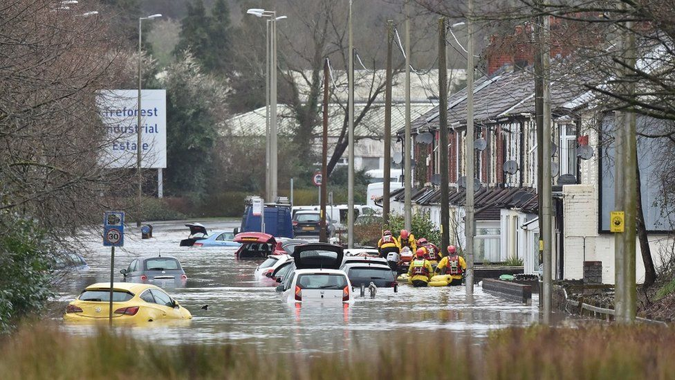 Великобритания переживает второй сильнейший шторм за месяц