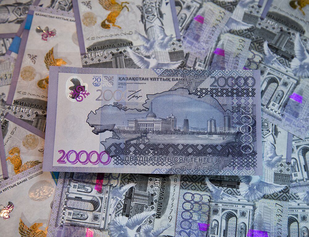 Казахстанцам компенсируют потери по депозитам в тенге