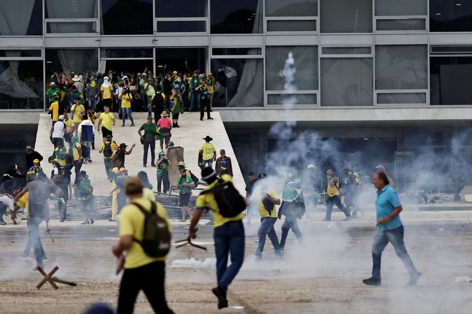 В Бразилии сторонники Болсонару штурмовали президентский дворец, парламент и Верховный суд