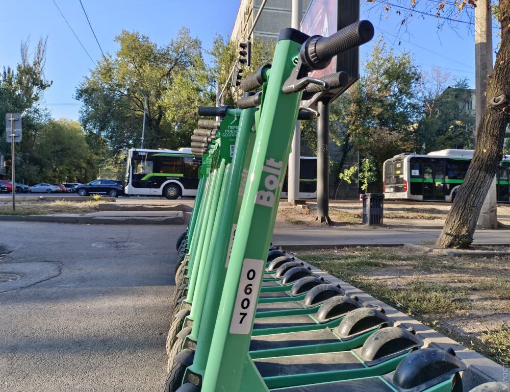 В Алматы с начала года оштрафовали родителей более 100 несовершеннолетних за электросамокаты