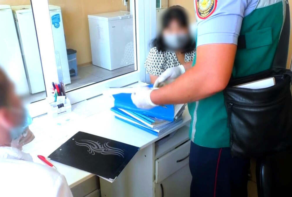 Пять человек задержали в ВКО за подделку паспортов вакцинации 