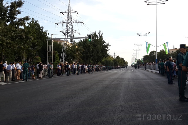 В Ташкенте прощаются с Исламом Каримовым - на улицах выстроена живая цепь вдоль дорог