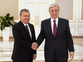 Токаев заверил Мирзиёева в сохранении существующих отношений Казахстана с Узбекистаном