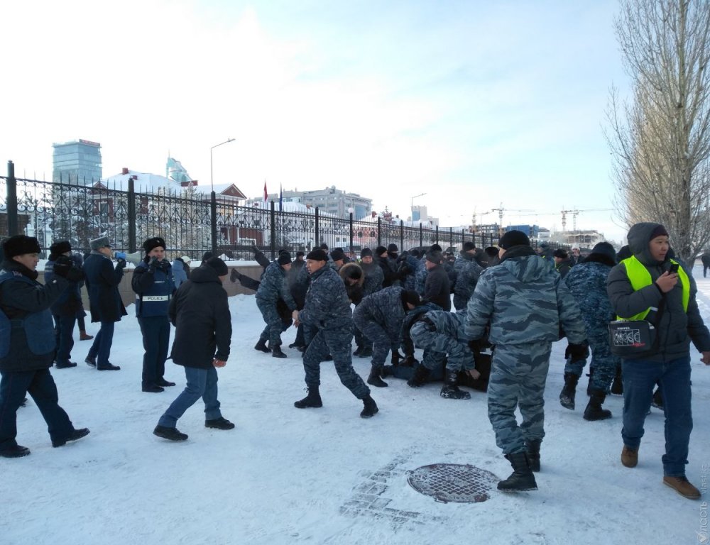 В столице начались задержания участников шествия