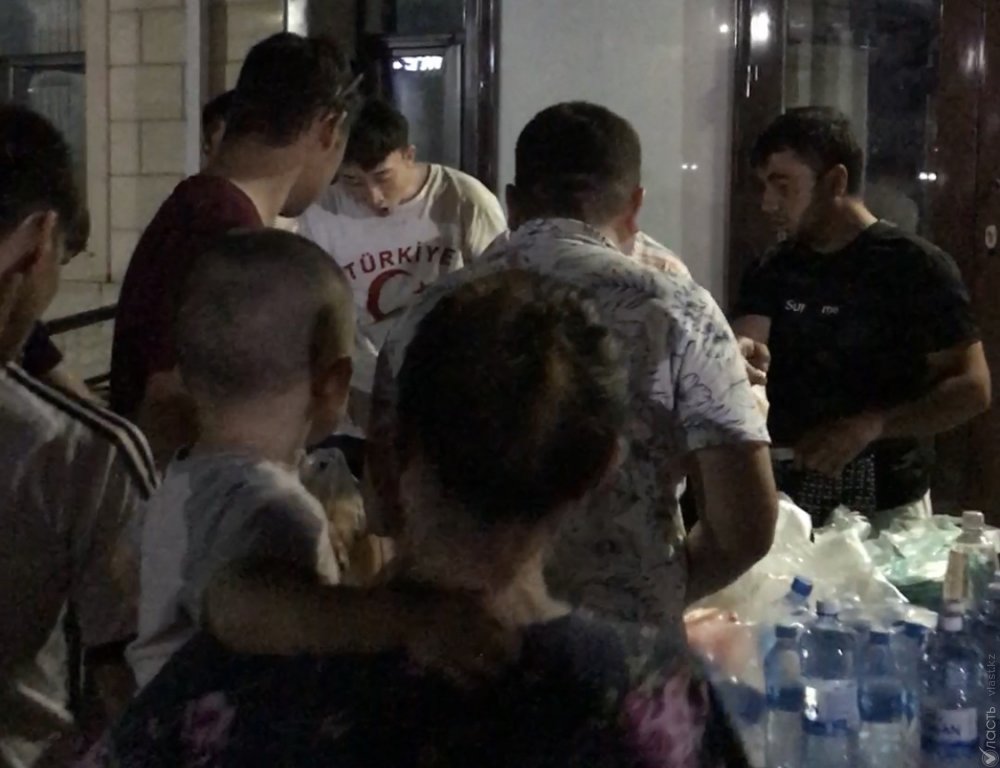 На журналистов Vласти совершено нападение в эвакуационном пункте в Шымкенте 