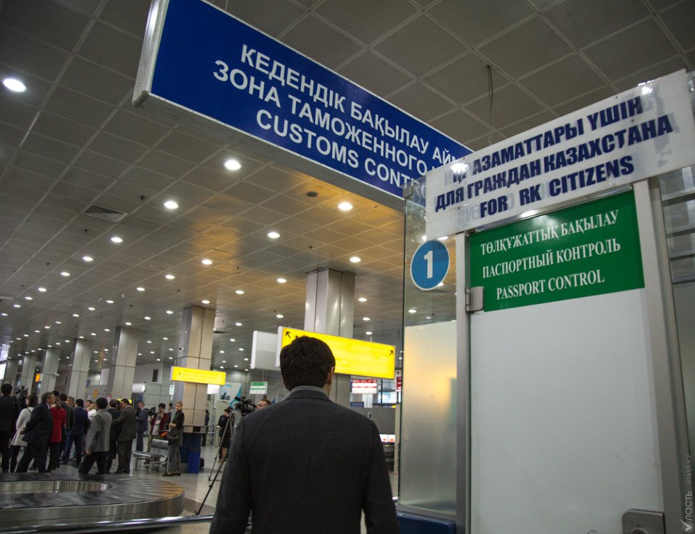 Почти 390 тыс. казахстанцев не могут выехать за границу из-за долгов
