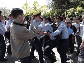 Полиция оттеснила людей, собравшихся на подступах к площади Республики