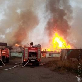 Крупный пожар произошел на рынке в Щучинске
