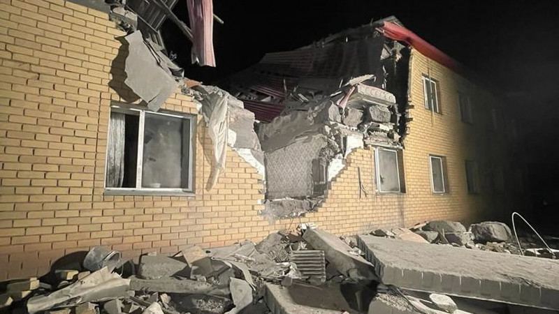 Два человека погибли в результате обрушения дома после взрыва газа в Карагандинской области 