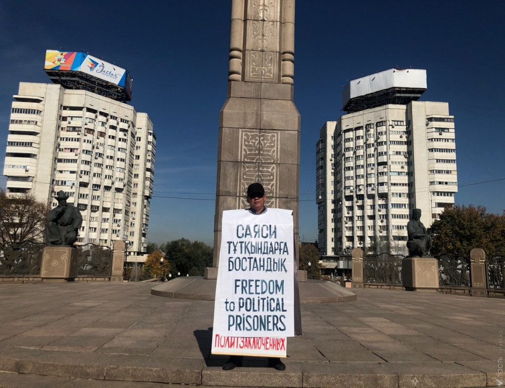 В Алматы активист Асхат Жексебаев требует освобождения политзаключенных 