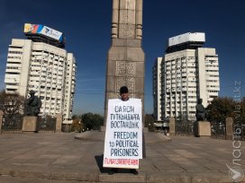 В Алматы активист Асхат Жексебаев требует освобождения политзаключенных 
