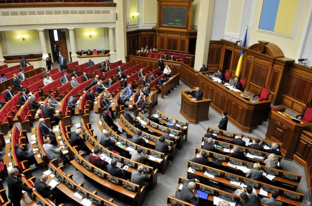 Президент Украины Петр Порошенко досрочно прекратил полномочия Верховной рады