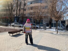 Журналистка Айсулу Тойшибек вышла в Алматы на одиночный пикет 