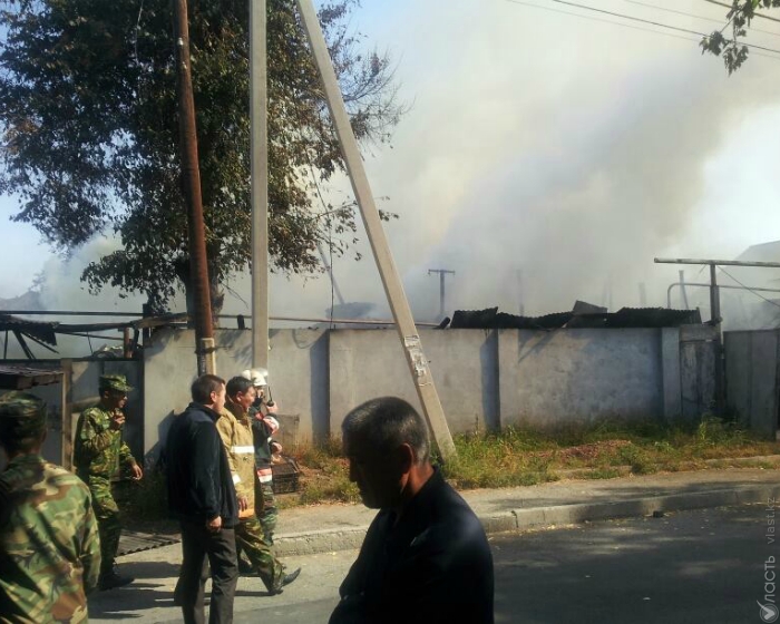 В Алматы загорелся частный сектор - трое пострадавших