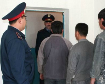 С начала года полиция Алматы выдворила из страны более 200 незаконных мигрантов