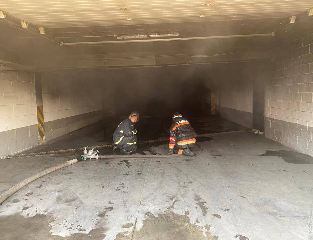 Три человека доставлены в больницу после пожара в паркинге ЖК в Астане