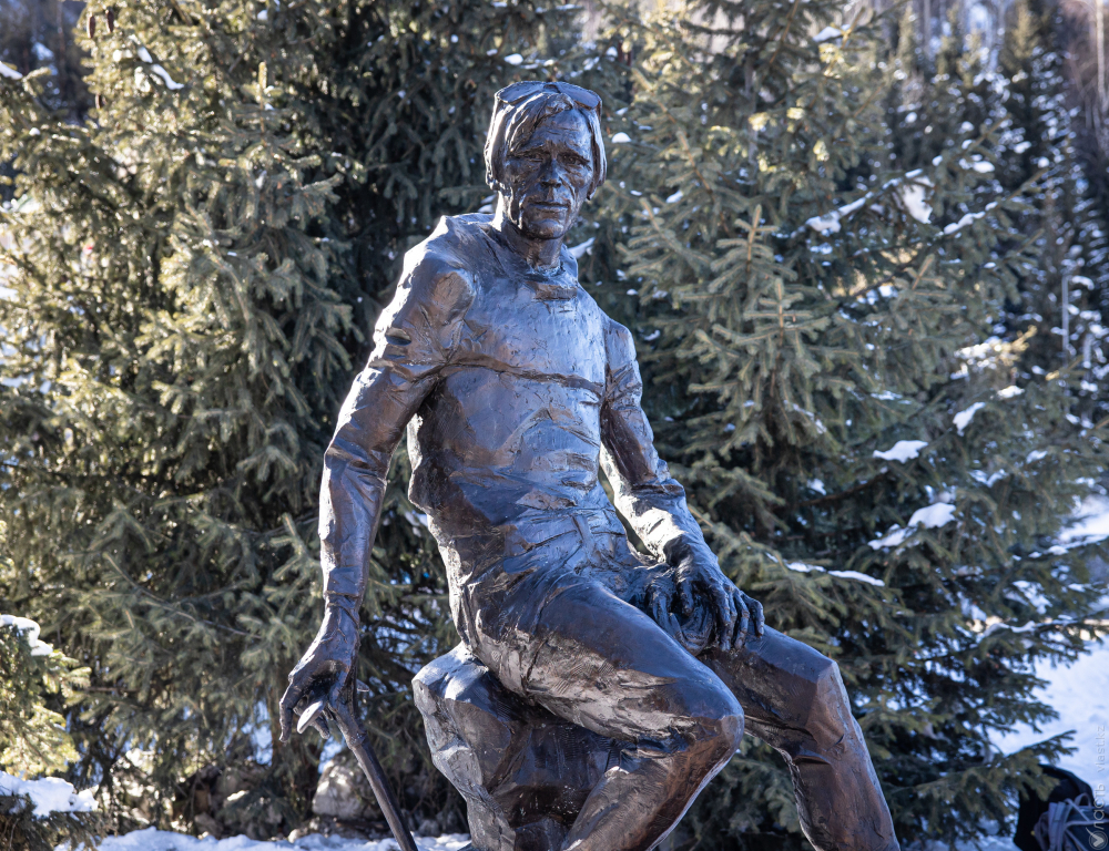 На Медео установили скульптуру альпиниста Анатолия Букреева