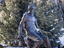 На Медео установили скульптуру альпиниста Анатолия Букреева
