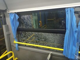 В микрорайоне “Саялы” в Алматы за две недели разбили окна в четырех автобусах 