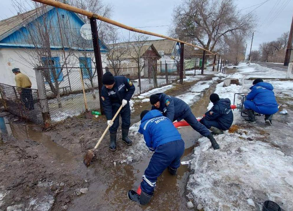 Десятки домов остаются подтопленными в Западном Казахстане