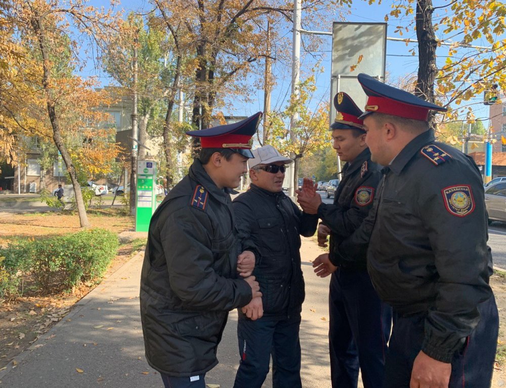 В Алматы и столице полиция задерживает людей, направляющихся на протесты 
