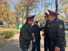 В Алматы и столице полиция задерживает людей, направляющихся на протесты 