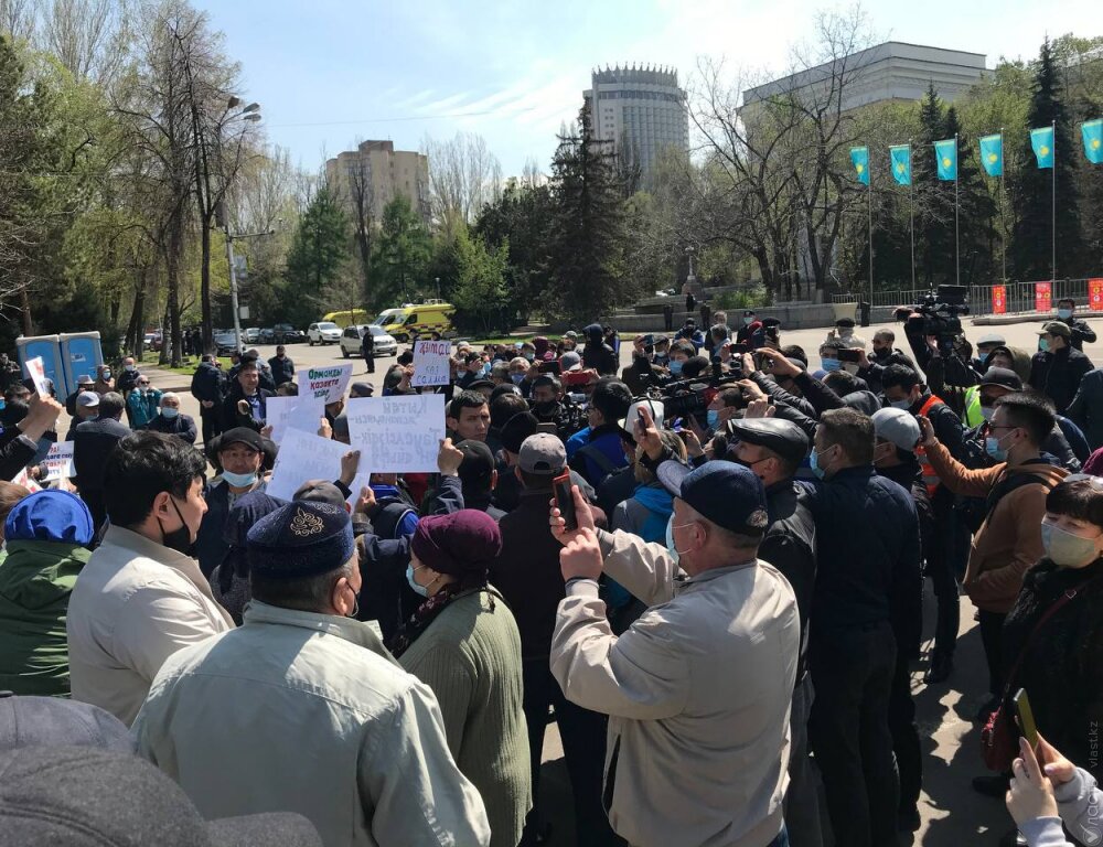 Сотни человек вышли на митинг Демпартии в Алматы