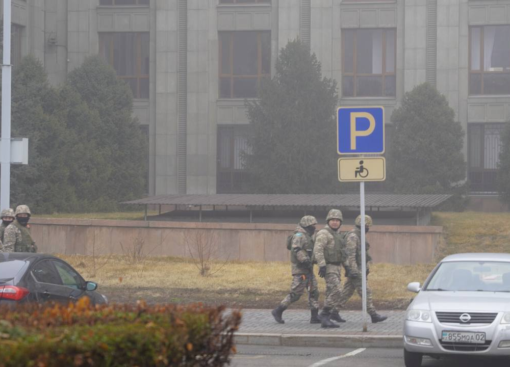 В центре Алматы полиция перекрыла несколько улиц