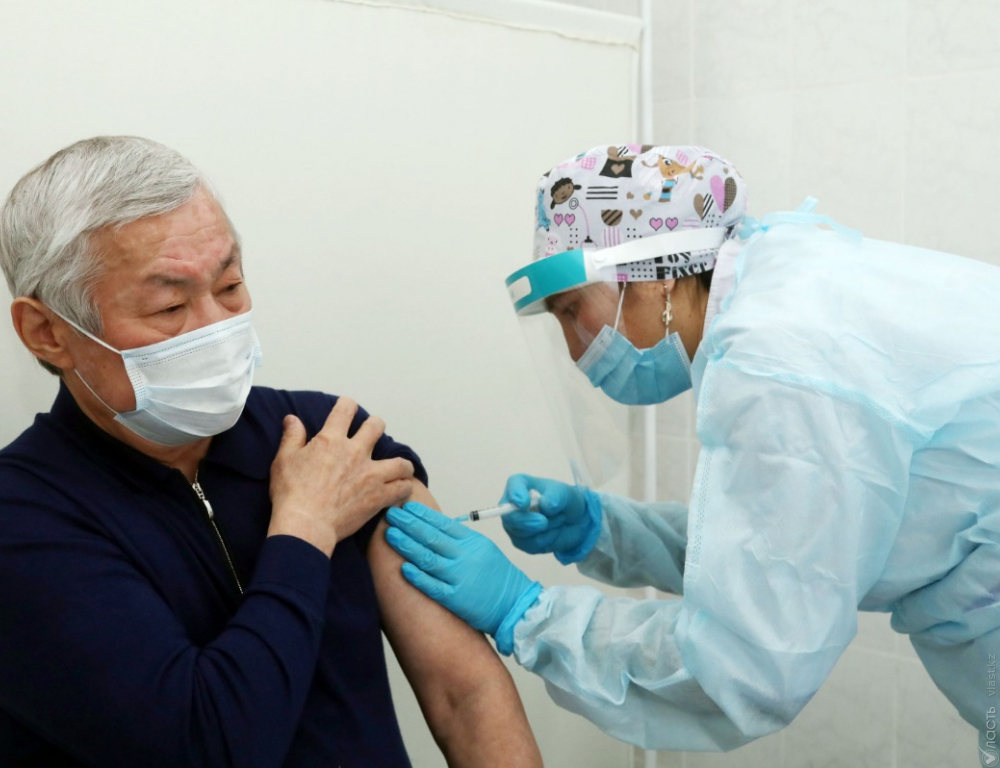 Аким Жамбылской области привился отечественной вакциной от коронавируса