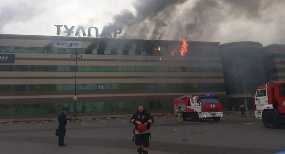 В столице горит ТЦ «Тулпар»