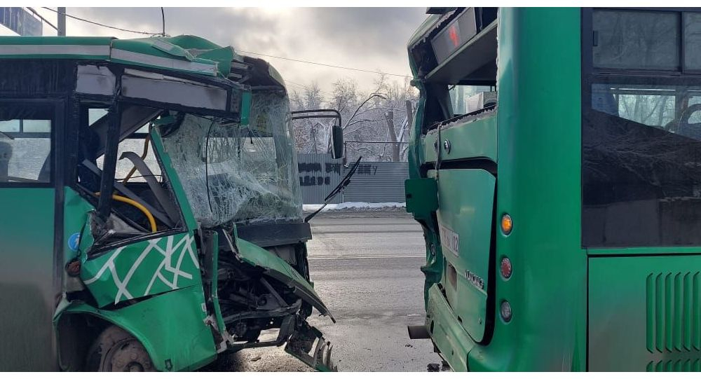 Около 20 человек пострадали при столкновении двух маршрутных автобусов в Алматы
